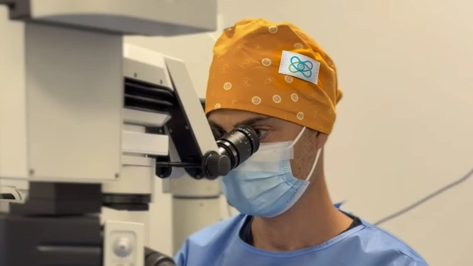 Dott. Marco Di Maita in sala operatoria al microscopio chirurgico, chirurgia del glaucoma e della cataratta a Catania